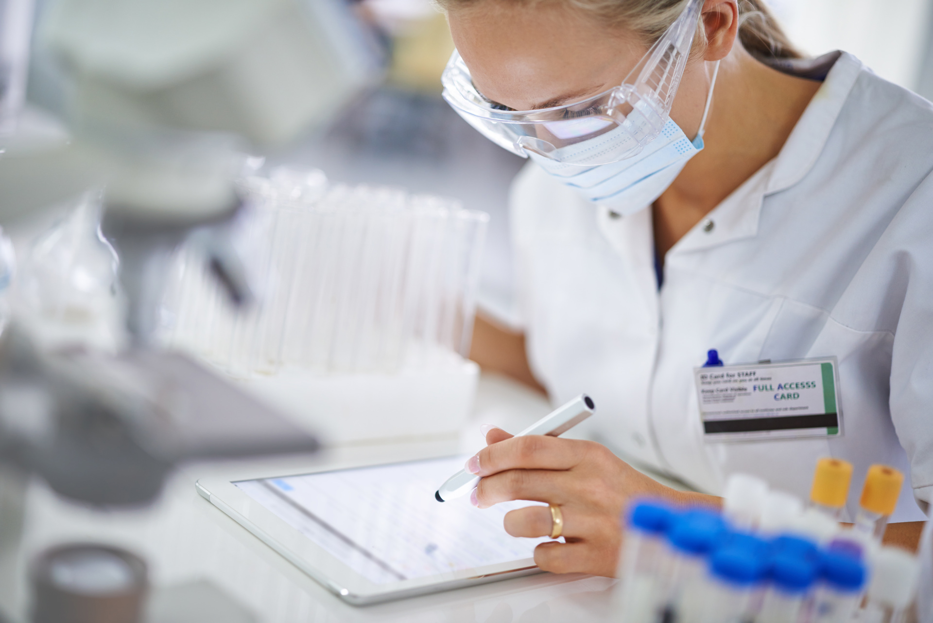 Residents: Apply for ACS Research Scholarships to Kick-Start Your Science