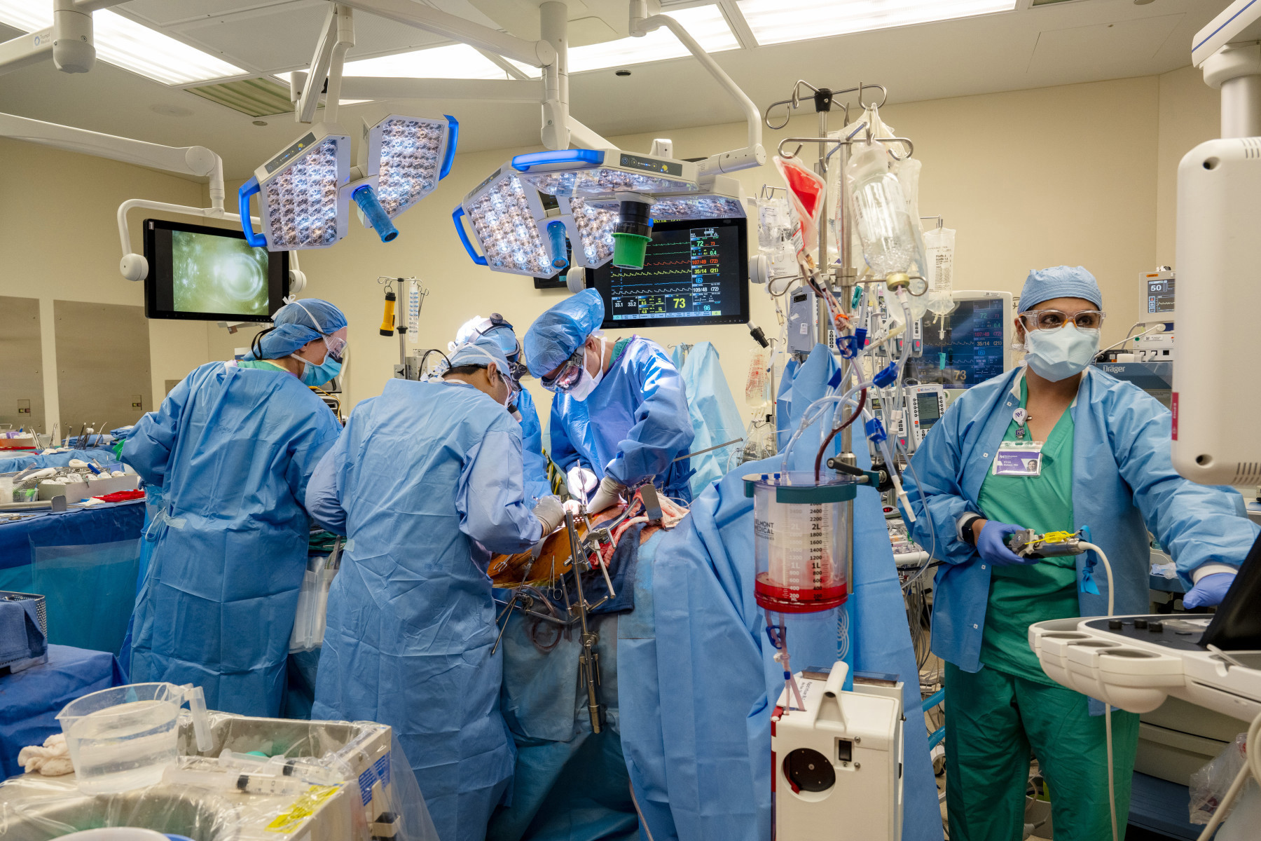 ACS Fellows Perform US-First Quadruple-Organ Transplant Involving Retransplanted Lungs