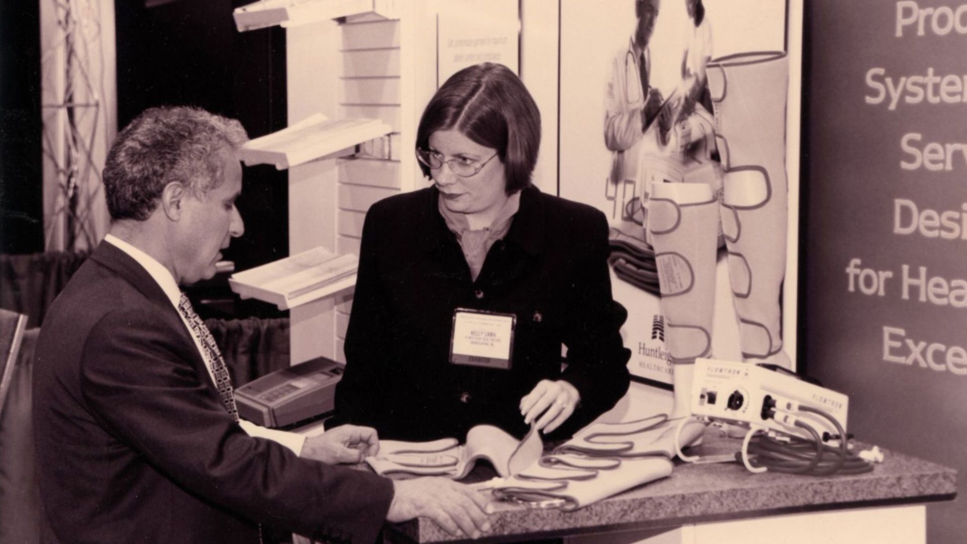 exhibitor-and-attendee-in-discussion.jpg (1)